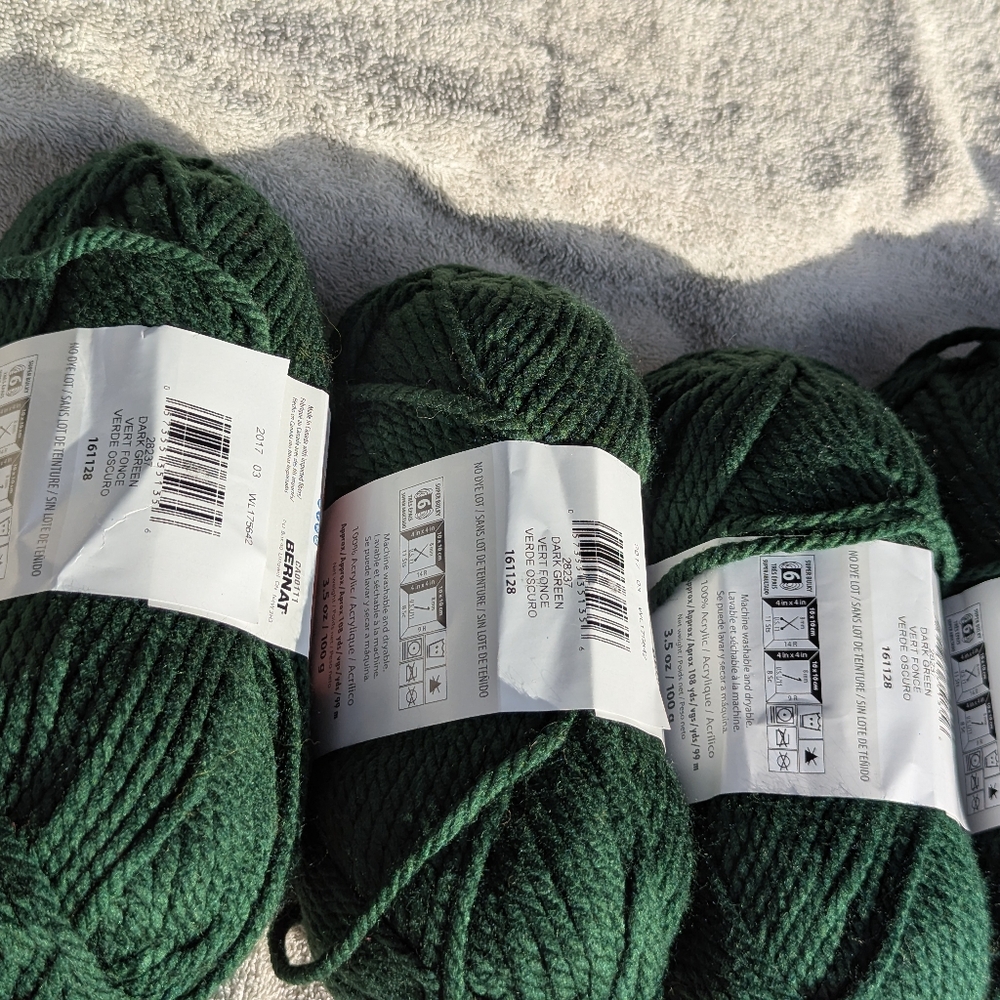 Bernat Softee Chunky Yarn in Dark Green, 4 Skiens Same Lot+ 1 Large Skien, Lot 1 - Picture 5 of 12